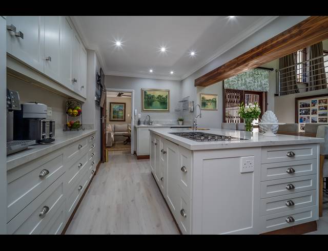 6 BEDROOM FREEHOLD FOR SALE IN COWIES HILL